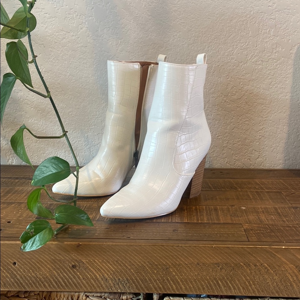 CCOCCI White Heeled Boots with Textured Design